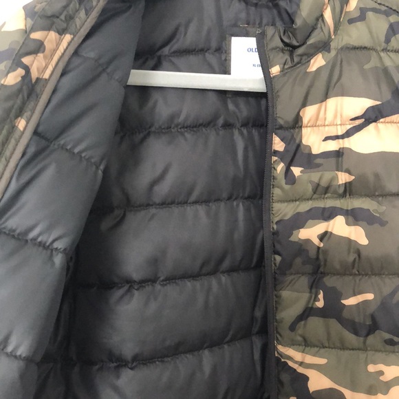 Old Navy Boy’s Lightweight Puffer Jacket - Picture 3 of 5